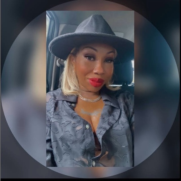 Meet your Posher, Simone - Picture 1 of 1